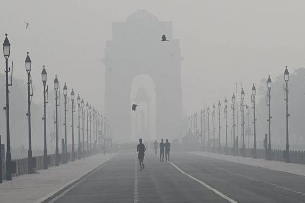 Delhi Shrouded in Hazardous Smog: Visibility Plummets, AQI Hits Very Poor Levels